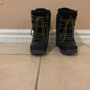 Thirty two 20 year Bradshaw Edition Size 9